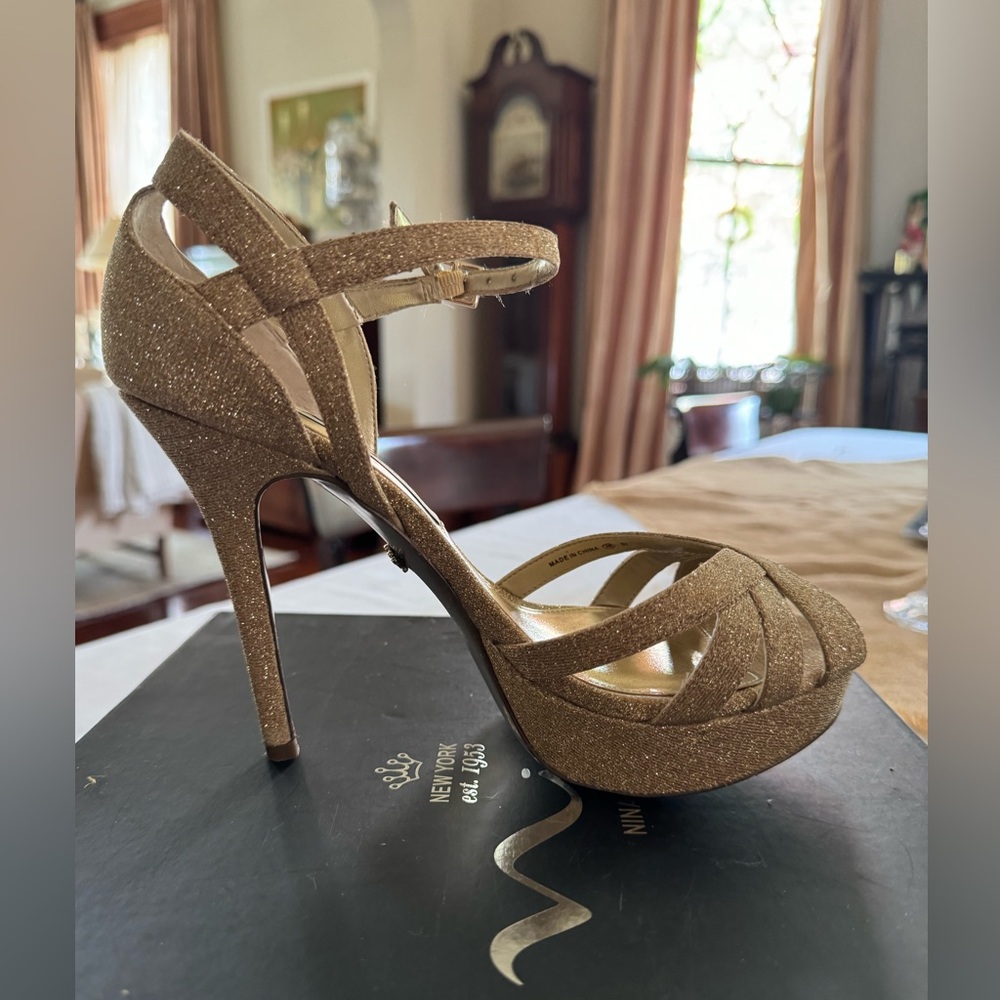 Nina sz 7M gold glitter platform heels EUC